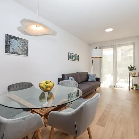 Brand New Close To Beach!+free Parking شقة *