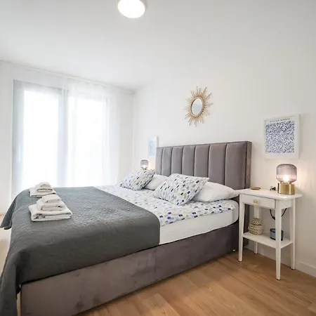 Brand New Close To Beach!+free Parking زادار