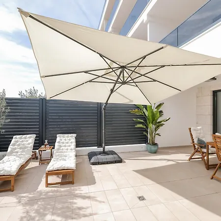 Brand New Close To Beach!+free Parking شقة زادار
