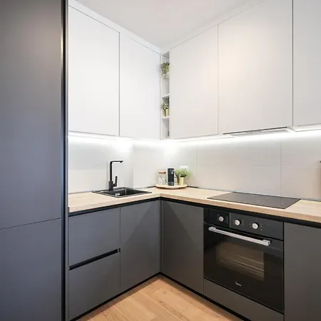 Brand New Close To Beach!+free Parking زادار