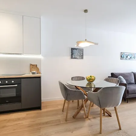 Brand New Close To Beach!+free Parking شقة زادار