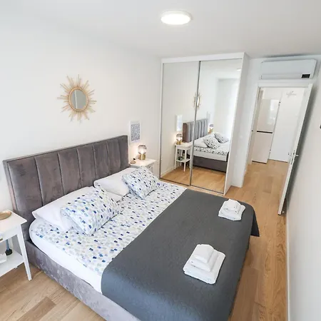 Brand New Close To Beach!+free Parking شقة