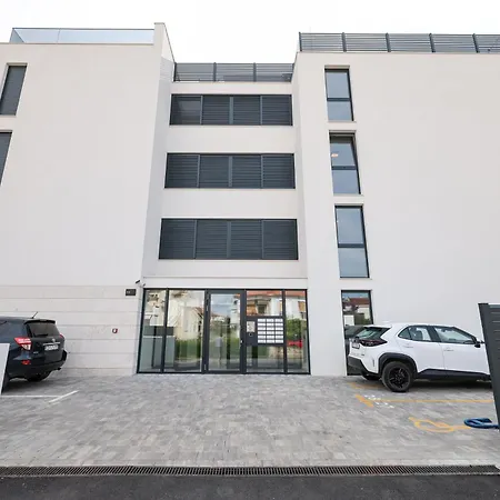 Brand New Close To Beach!+free Parking * Zára