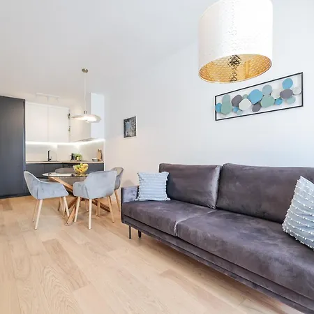 Brand New Close To Beach!+free Parking شقة زادار