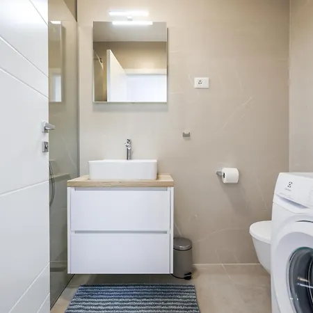 Apartman Brand New Close To Beach!+free Parking *