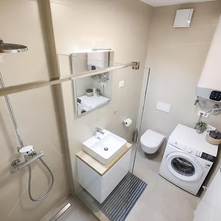 Brand New Close To Beach!+free Parking