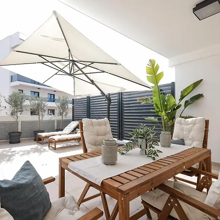 Brand New Close To Beach!+free Parking Zára