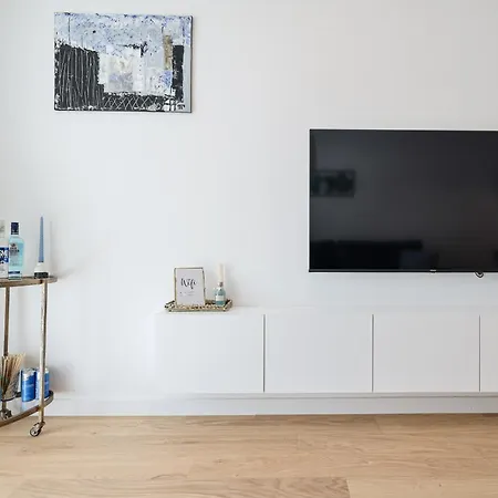 Brand New Close To Beach!+free Parking *