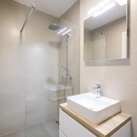 Brand New Close To Beach!+free Parking شقة *