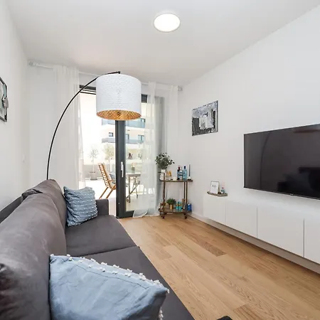 Brand New Close To Beach!+free Parking زادار